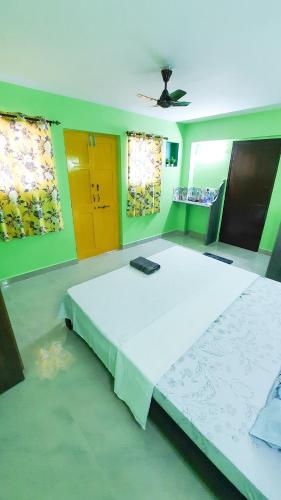 a large bed in a room with green walls at Auslyn Guest House in Bogmolo