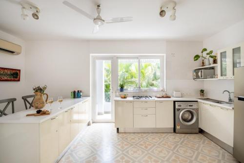 Η κουζίνα ή μικρή κουζίνα στο Su Casa- Luxury 3 bhk with pool near Candolim