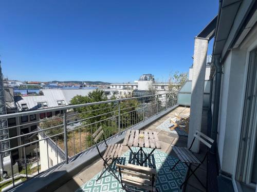 Rooftop City View Haven Apartment