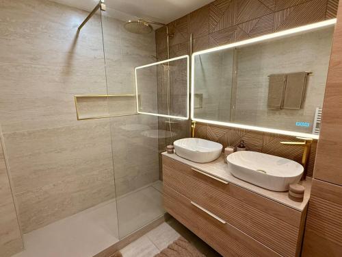 Elegant & Spacious Apartment - Paris 20