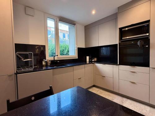 Elegant & Spacious Apartment - Paris 20
