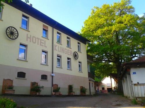 um hotel com um relógio ao lado em Hotel Klinger em Plettenberg