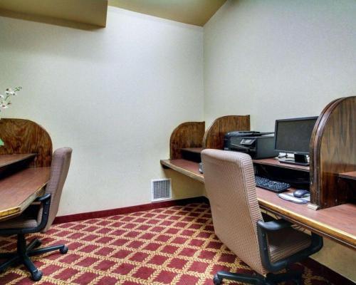 an empty office with desks and chairs and a computer at Clarion Suites Vidalia Riverfront in Vidalia