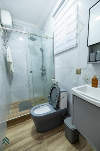 une salle de bain avec toilettes, douche et lavabo dans l'établissement M Cozy Spaces, à Accra