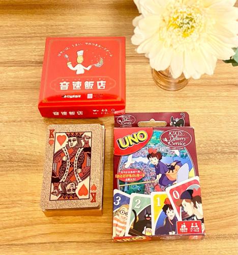 a table with two games and a vase with a flower at Spacious Family Home Near Beach Park & Playground in Hasunuma