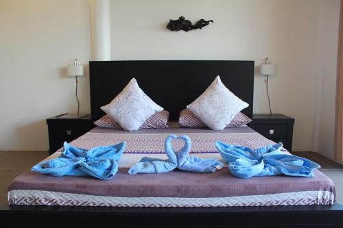 Una cama con arcos azules encima. en Chindonan Dive Resort, en Corón