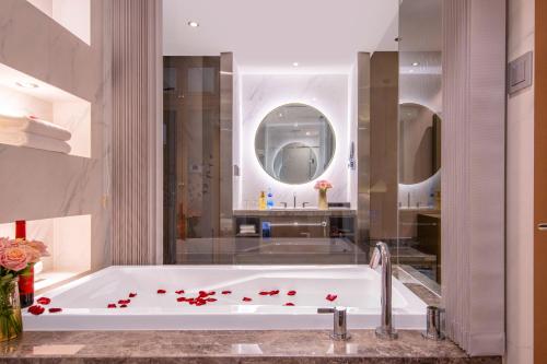 Ένα μπάνιο στο Crystal Orange Qingdao West Coast Golden Beach Hotel