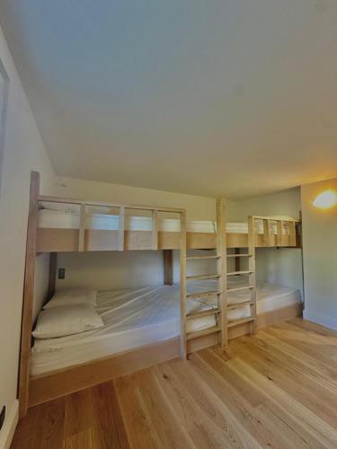 Cette chambre dispose de lits superposés et de parquet. dans l'établissement Villa d'exception au bord du lac, à La Teste-de-Buch