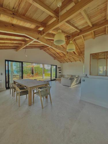 un grand salon avec une table et un canapé dans l'établissement Villa d'exception au bord du lac, à La Teste-de-Buch