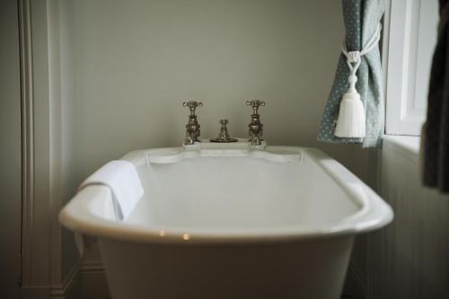 Gambar di galeri bagi Islay House di Bridgend