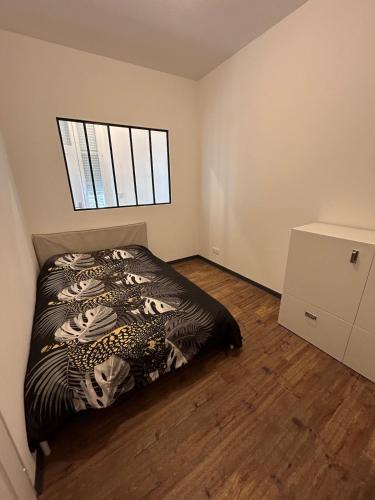 una camera da letto con un letto e una finestra di Le Rouet a Marsiglia