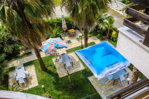 una vista aérea de un césped con sillas y sombrillas en Hotel Venezia, en Golem