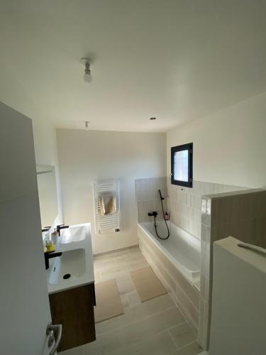 une salle de bain avec une baignoire, un lavabo et une douche dans l'établissement La Petite Bastide en Provence, à Noves
