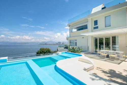 Πισίνα στο ή κοντά στο Dali's Breathing Green Sea Half Mountain Hotel