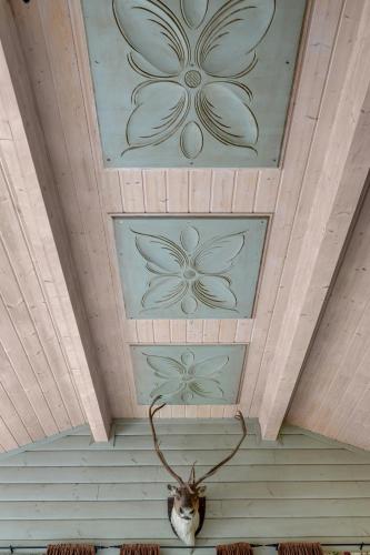 a ceiling with a flower design on it at Cabin Between Mountain And Forest in Lampeland