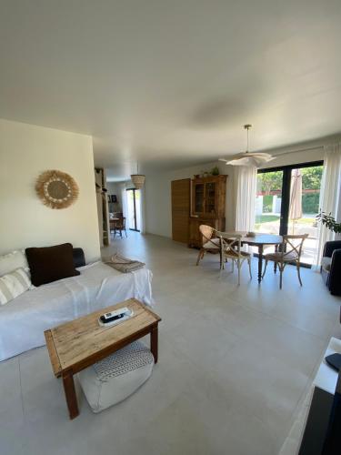 un salon avec un canapé et une table dans l'établissement La Petite Bastide en Provence, à Noves