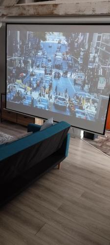 a large television screen with a video game on it at ++++ CENTRAL DUPLEX RENOVE 5 PIECES 150M2 A 8 MN DE LA PLACE DALTON ++++ in Boulogne-sur-Mer