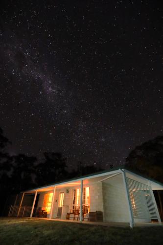 a house under a starry sky at night at Severn River Cottages in Severnlea