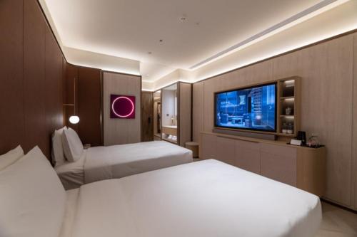 Postel nebo postele na pokoji v ubytování Orange Crystal Hotel Beijing Lize Business District Center