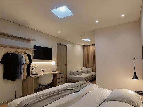 Sauze d'OulxにあるLift Hotelのベッド、机、テレビのある寝室