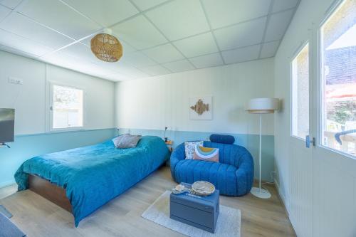 un dormitorio con una cama y una silla en Marée Haute et Marée Basse - 1 Appartement et 1 Studio proche de la plage, en Barneville-Carteret