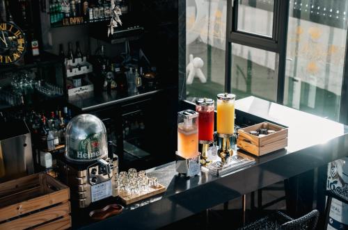 a bar with a robot sitting on top of a counter at 墾丁耳東華苑ErDong Manor in Kenting