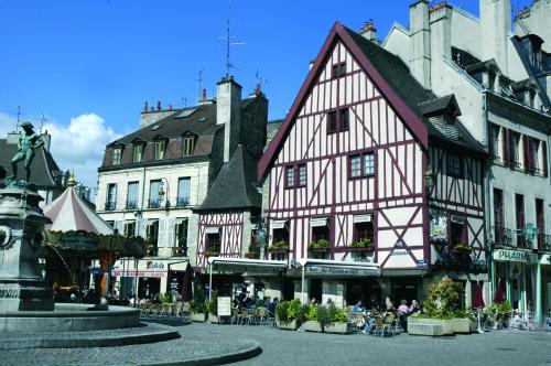 a group of buildings in a town with a fountain at Maison Philippe Le Bon Hôtel, Restaurant & Bar le 19 in Dijon