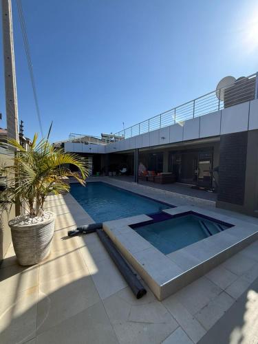 een zwembad aan de zijkant van een gebouw bij Davisons Guest House in Harare