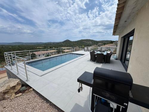 un balcon avec vue sur une piscine dans l'établissement Villa vue montagne - 8 pers, à Sotta