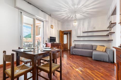 a living room with a table and a couch at Hostdomus - Altrove Apartment in Villanova dʼAlbenga