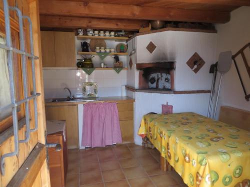 małą kuchnię z łóżkiem i umywalką w pokoju w obiekcie Casa Vacanze Roncaiola w mieście Tirano