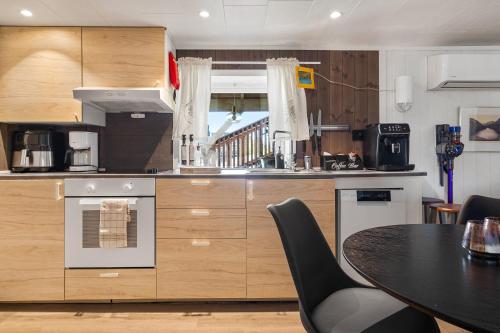 Η κουζίνα ή μικρή κουζίνα στο KB Basement Apartment