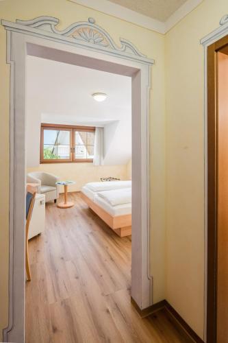 a bedroom with a bed and a living room at Apfelblüte bed & breakfast 8 km vom Bodensee in Salem