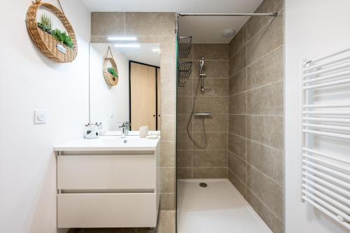 a bathroom with a sink and a shower at Résidence Le Canopée - Appt de haut standing in Cohennoz