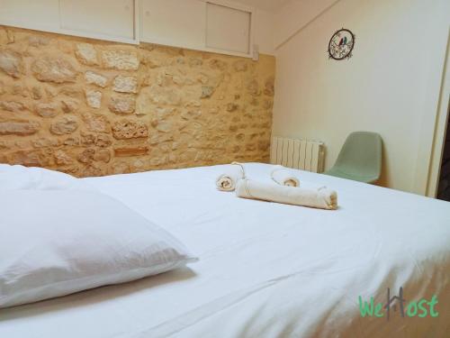 - un lit blanc avec 2 serviettes pliantes dans l'établissement Modern Triplex - city center, à La Rochelle