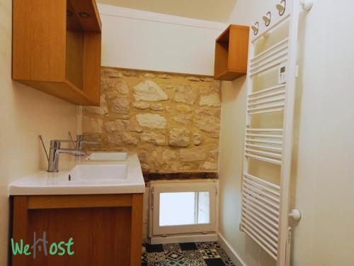 une petite cuisine avec un évier et une fenêtre dans l'établissement Modern Triplex - city center, à La Rochelle