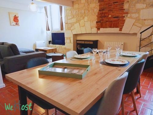 une salle à manger avec une table en bois et des verres à vin dans l'établissement Modern Triplex - city center, à La Rochelle