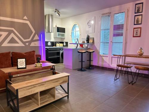 un salon avec un canapé et une table dans l'établissement Once Upon A Time - 7min From DisneyLand - Free Private Parking - Self checkIn - Balcony - Barbecue, à Magny-le-Hongre