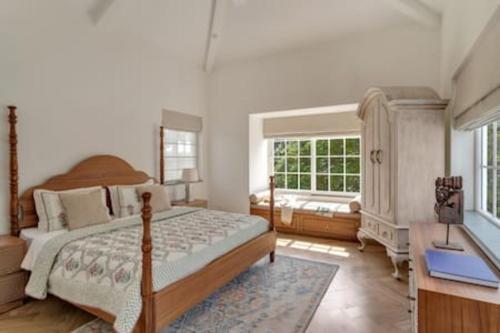 Postel nebo postele na pokoji v ubytování Amananjuna 4 · Luxurious 10 bhk villa in Anjuna