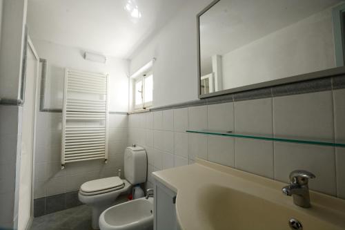 ピエトラサンタにあるCasa Miteのバスルーム(トイレ、洗面台、鏡付)