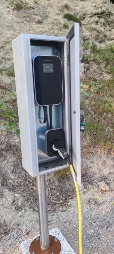 a pay phone with a yellow cord plugged into it at Seoski Turizam Feniks apartman Davidovi Psalmi in Kosjerić