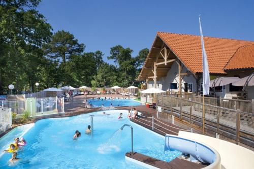 un groupe de personnes dans une piscine dans l'établissement Camping Officiel Siblu Domaine de Soulac, à Soulac-sur-Mer