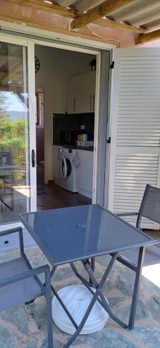 - une table de ping-pong assise sur une terrasse dans l'établissement Résidence Bella Vista, à Porto-Vecchio