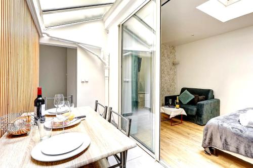 Posteľ alebo postele v izbe v ubytovaní 244 Suite Saint Dominique - Superb apartment