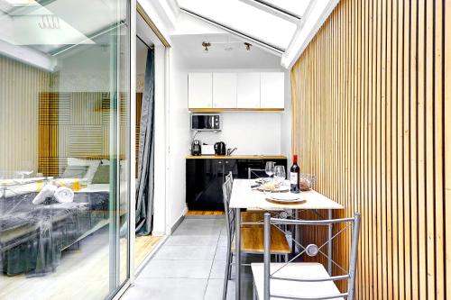 Photo de la galerie de l'établissement 244-Suite Saint Dominique, à Paris