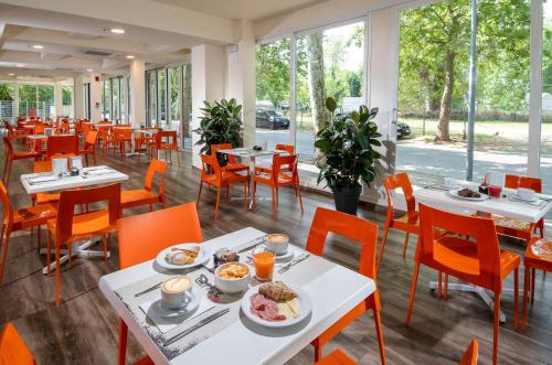 Jídlo v hotelu nebo okolí