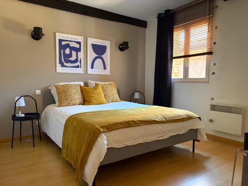 Postel nebo postele na pokoji v ubytování Tour du Vigan - Vue Cathedrale - Hypercentre