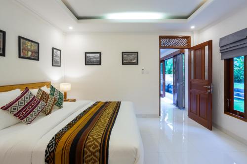Кровать или кровати в номере Villa Uma Sari Dayuh Between Canggu & Ubud