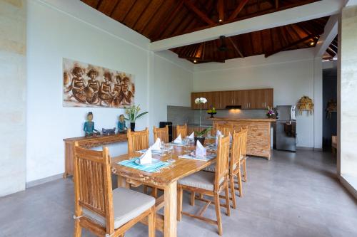 Кухня или мини-кухня в Villa Uma Sari Dayuh Between Canggu & Ubud
