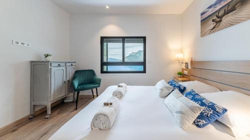 En eller flere senge i et værelse på Villa Emeraude